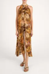 Vestido largo de viscosa con estampado animal print tipo serpiente en tonos tierra. Presenta un diseño fluido con cuello halter y abertura frontal, ideal para un look sofisticado.