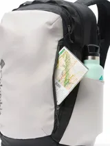 Mochila Columbia Landroamer Everyday en combinación de gris claro y negro, con logo grande impreso en el frente y múltiples compartimentos con cierre.