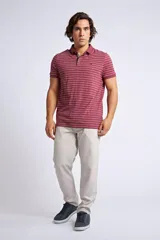 Polo de manga corta con diseño a rayas horizontales finas en color bordó y blanco. Cuenta con cuello clásico, cierre frontal con botones y logo bordado en el pecho.