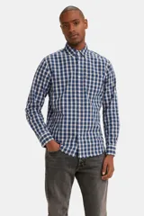 Camisa de manga larga Levi's con patrón a cuadros en tonos azul y blanco, cuello camisero, cierre frontal con botones y un bolsillo en el pecho con etiqueta roja de la marca.
