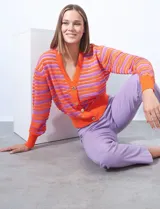 Cardigan de punto con rayas horizontales en tonos azul marino, gris, blanco y rosa. Escote en V y cierre frontal con botones dorados.