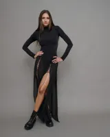 Body blanco de microfibra elastizada, con cuello alto y mangas largas. Cierre inferior con broches corseteros.