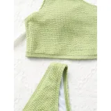 Bikini de dos piezas con textura acanalada, color amarillo. El top es de diseño asimétrico de un solo hombro y la parte inferior es de corte vedetina.