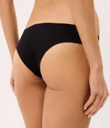 Pack de dos bombachas tipo bikini de la marca Lov, confeccionadas en algodón con acabado láser. Presentan un diseño de cintura media y corte cavado, con logo de la marca estampado en el lateral.