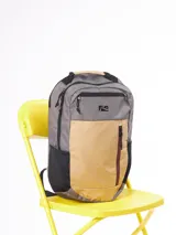 Mochila gris y beige de poliéster ripstop, con capacidad de 21 litros y bolsillo interior para laptop.