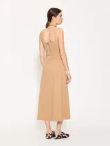 Vestido de punto color camel, de corte recto en el busto y falda en línea A, con breteles finos y cierre en la espalda.