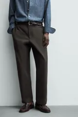 Pantalón de corte recto confeccionado en tejido compacto de algodón con estructura twill. Presenta cierre frontal con cremallera y botón, bolsillos laterales y bolsillos traseros de vivo con botón.
