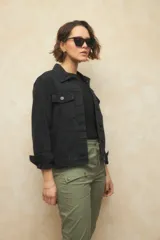 Pantalón color beige de algodón, tipo paper touch, con elástico en la cintura y cordones. Tiene un fit recto con bolsillos de solapa y botones a tono.