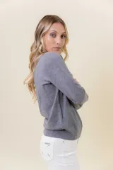 Buzo de tejido fino color amarillo claro, con cuello semi alto, manga larga y calce regular.