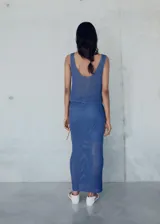 Falda larga de punto grueso con diseño de crochet, corte recto y cintura elástica, con forro interior.