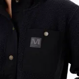 Chaqueta de polar tipo sherpa color negro, con cierre frontal de botones a presión metálicos y cuello alto. Presenta un bolsillo en el pecho con solapa de nylon y bolsillos laterales, con puños y cuello elásticos.