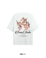 Remera blanca de algodón con cuello redondo y mangas cortas. Estampado en la espalda con ángeles armados y el logo de la marca.