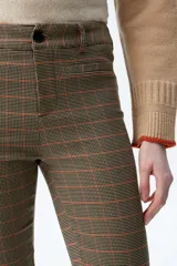 Pantalón de vestir marrón a cuadros con corte cigarette y aberturas en los tobillos.