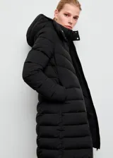 Campera puffer larga de color negro, con diseño acolchado de líneas diagonales, capucha incorporada y cierre frontal con cremallera.