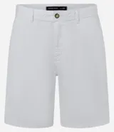 Bermuda de sarga color blanco, de corte recto y diseño básico con bolsillos laterales y traseros.