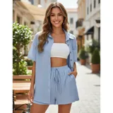 Conjunto de dos piezas color azul claro, compuesto por una camisa de manga corta con cuello italiano y cierre frontal de botones, y un short de tiro alto con cintura elástica y cordón ajustable.