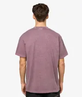 Remera de manga corta Carhartt modelo Vista, color beige con efecto lavado. Presenta cuello redondo y un pequeño parche con el logo de la marca en el lado izquierdo del pecho.