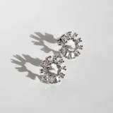 Par de aros circulares plateados con cristales baguette.