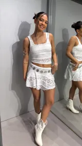 Minifalda short blanca de tiro bajo con diseño de encaje y volados en capas.
