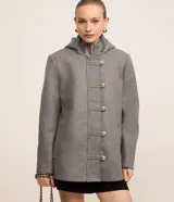 Saco corto negro de polivelour con capucha, cuello alto con cremallera, abotonado delantero cruzado, bolsillos delanteros y mangas largas.