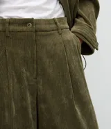 Pantalón wide leg de terciopelo canelado color verde militar, de corte largo, piernas amplias y caída fluida.