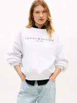 Buzo de cuello redondo Tommy Hilfiger color blanco, de manga larga, confeccionado en mezcla de algodón y poliéster reciclado, con el logo de la marca bordado en el pecho.