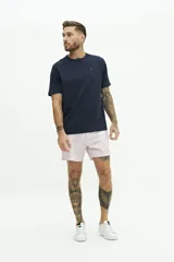 Short de baño con efecto lavado, cintura fija con botón, bolsillos laterales y bolsillo trasero. Confeccionado en tela ligera de secado rápido con logo bordado.