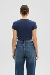 Top de algodón de corte ajustado, con cuello redondo, mangas cortas y estampa frontal con la frase 'Don't be jealous' en color bordó.