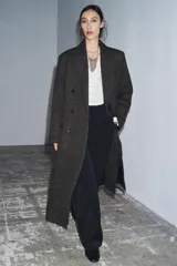 Abrigo largo de Zara confeccionado en mezcla de lana, con diseño cruzado y cierre de botones. Presenta cuello de solapa de muesca, manga larga y bolsillos delanteros con solapa.