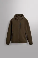 Sudadera con capucha y cierre de cremallera frontal, color verde oliva oscuro. Presenta un corte regular fit, tejido técnico compacto con elasticidad y bolsillos frontales con cremallera y acabado termofijado.