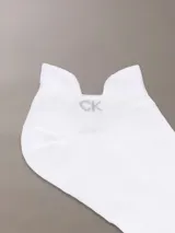 Pack de seis medias tobilleras de punto plano, color blanco, con logo de Calvin Klein en la parte posterior y lengüeta protectora en el talón.