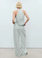 Pantalón wide leg de tiro medio con estampado de rayas verticales, cintura elástica y bolsillos laterales.