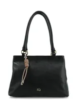 Cartera de mano color negro con textura granulada, diseño estructurado, doble asa superior y detalle de colgante decorativo con nudo en tono nude.