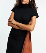 Vestido midi negro de punto texturizado, con cuello alto plegable, mangas cortas y aberturas laterales, confeccionado por Marfinno.