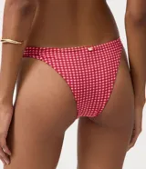 Bombacha de bikini Bossa Nossa confeccionada en microfibra con estampado de cuadros vichy en color rojo, con laterales anchos y drapeados y detalle de medallita metálica.