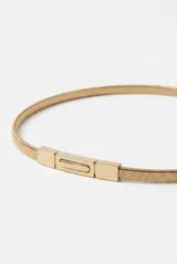 Cinturón fino de metal dorado con diseño de malla flexible y hebilla rectangular con detalle central alargado.