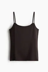 Musculosa marrón de microfibra, con escote redondo y tirantes finos dobles.