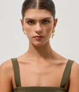 Par de aros ear cuff asimétricos con diseño orgánico inspirado en tulipanes, con acabado texturizado y detalles de hojas en relieve.