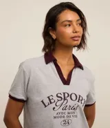 Remera gris de algodón con cuello polo y mangas cortas con ribete bordó. Estampa frontal con texto "Le Sport Paris".
