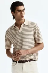 Polo en punto suave de mezcla de lino H&M, color beige con finas rayas horizontales marrones. Presenta cuello polo en pico de canalé y mangas cortas.