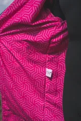 Campera con capucha de diseño impermeable, color gris en la parte superior y negro en la inferior, con cierre frontal y forro interior fucsia con estampa animal print. Presenta estampado gráfico de la marca Blue Moon en el pecho.