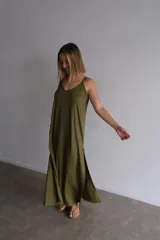 Vestido largo color beige, de viscosa, con tirantes finos, escote en V y aberturas laterales en la falda.