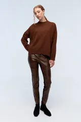 Sweater marrón de tejido de punto realizado en lambswool, con cuello redondo y calce holgado.