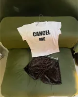 Short de terciopelo elastizado con estampado animal print y cordón ajustable en la cintura.