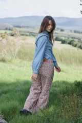 Pantalón de jean con estampado de manchas orgánicas en tonos tierra, de tiro medio-alto y corte recto. Presenta bolsillos funcionales y largo al tobillo.