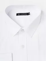 Camisa de vestir de manga larga, color blanco, con cuello clásico y cierre frontal de botones. Presenta un corte slim fit y una textura sutilmente rayada en la tela.