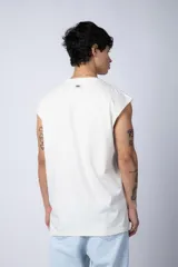 Musculosa de corte holgado con cuello redondo y sisas amplias, confeccionada en algodón de color negro.