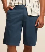 Bermuda de sarga color blanco, de corte recto y diseño básico con bolsillos laterales y traseros.