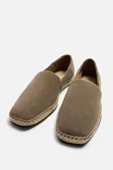 Alpargata de hombre color azul marino, fabricada en piel con acabado serraje, horma redonda y suela recubierta de yute.