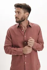 Camisa de manga larga color ladrillo, de corte clásico y confeccionada en lino.